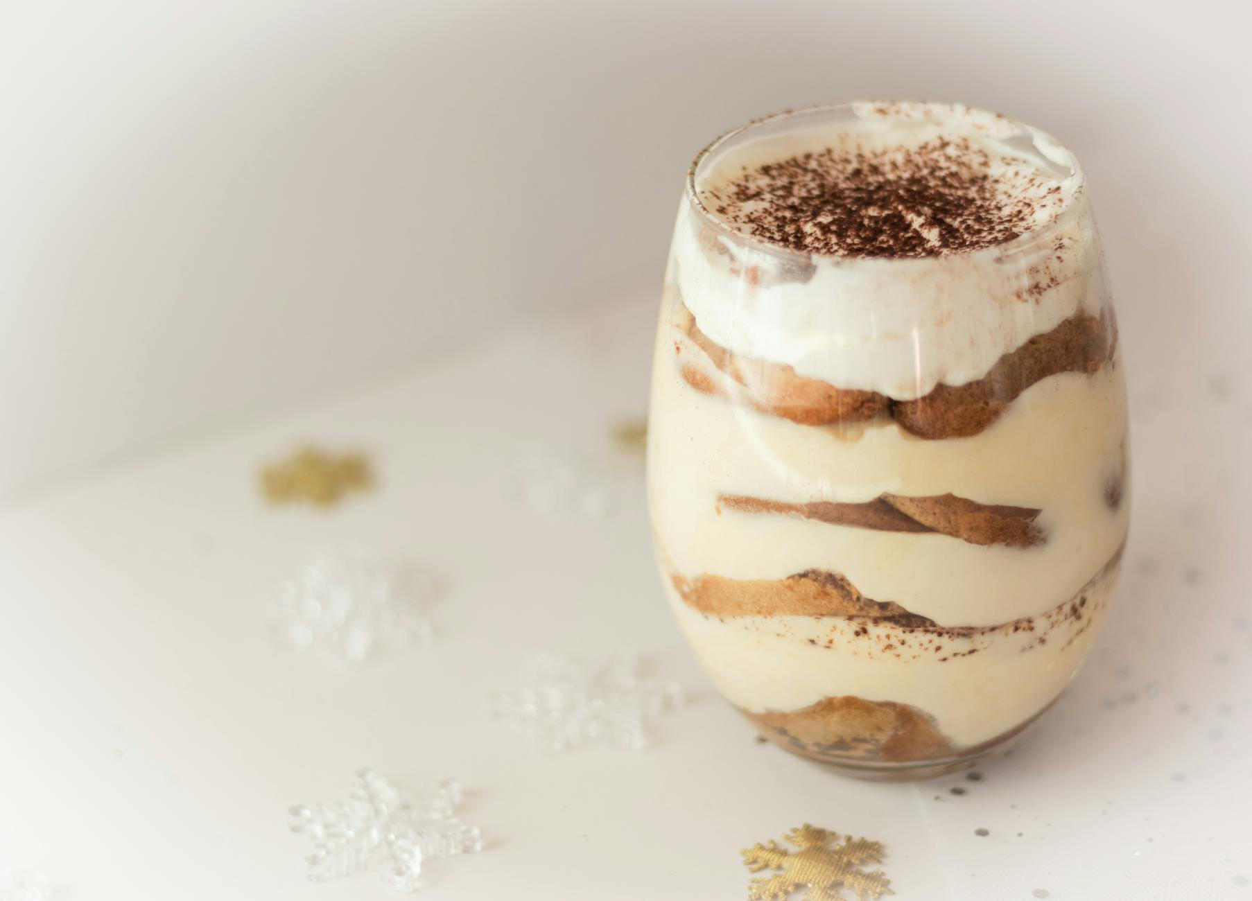 Deser tiramisu w szklance z kakao, idealny dodatek do espresso