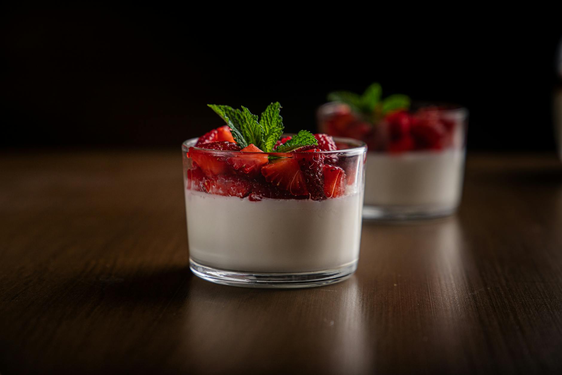 Panna cotta w kieliszku z truskawkami i miętą, deser na aperitivo