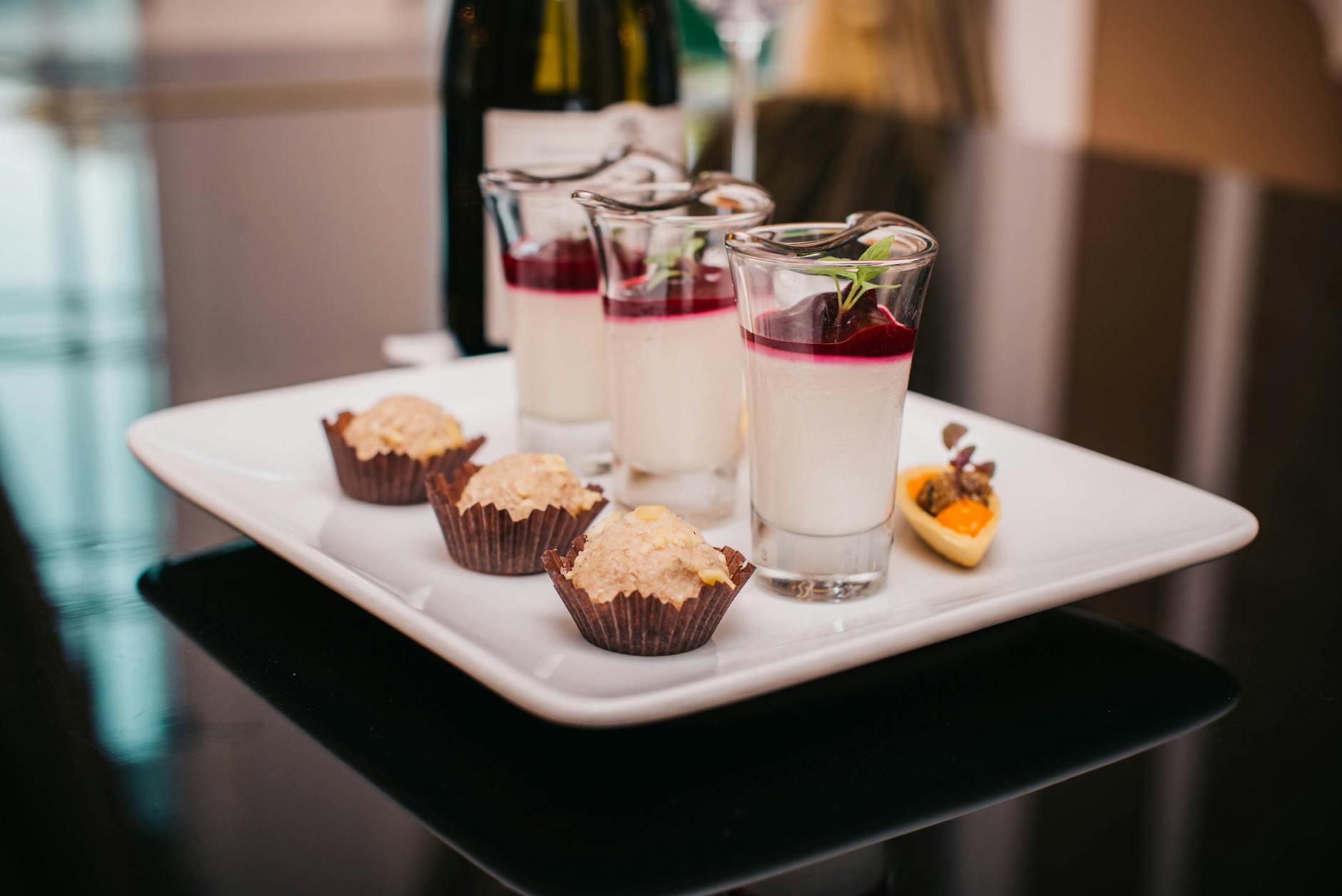 Patera z mini panna cottą, truflami i ganache czekoladowym