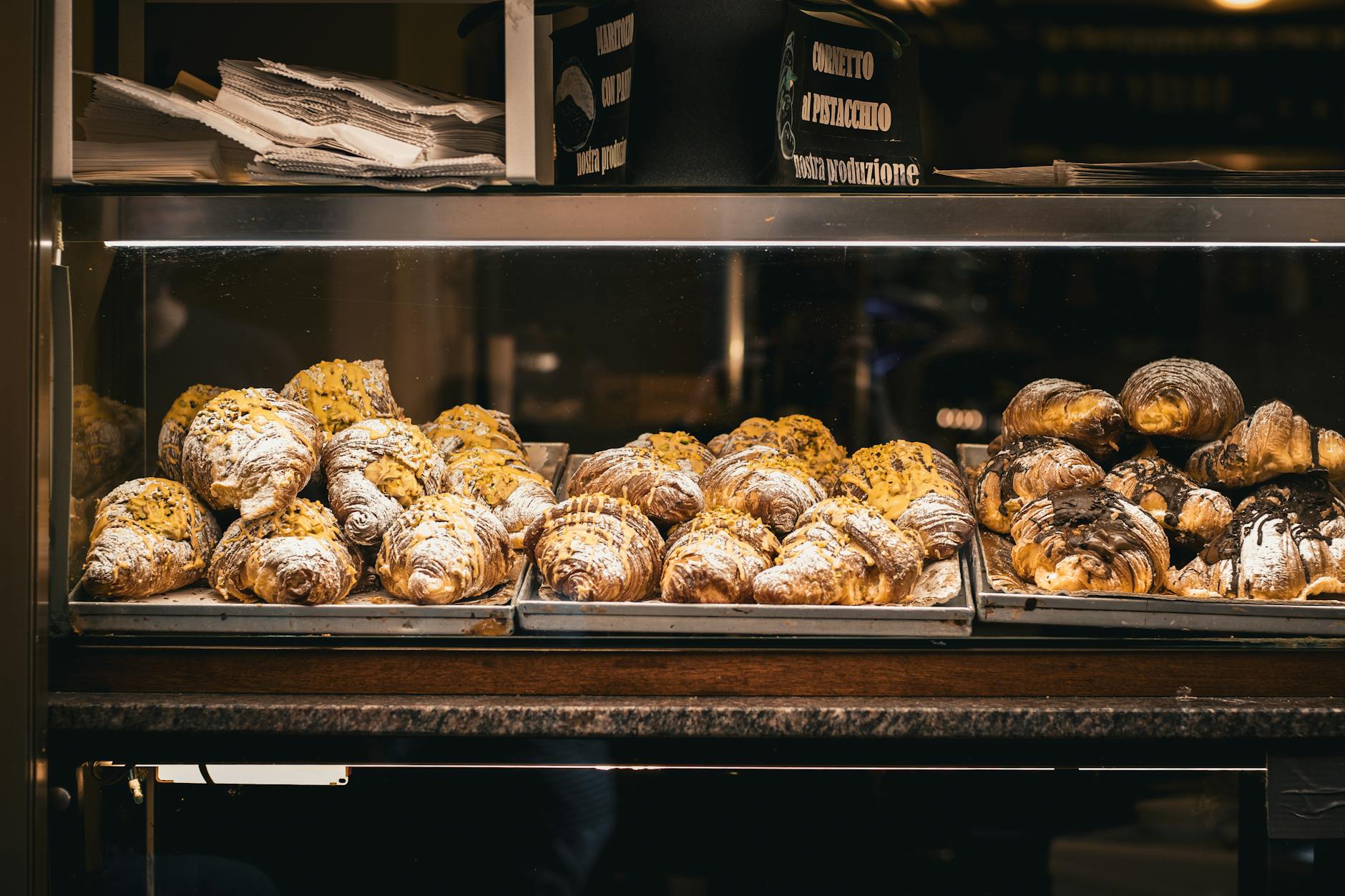 Świeże rogaliki w witrynie rzymskiej cukierni