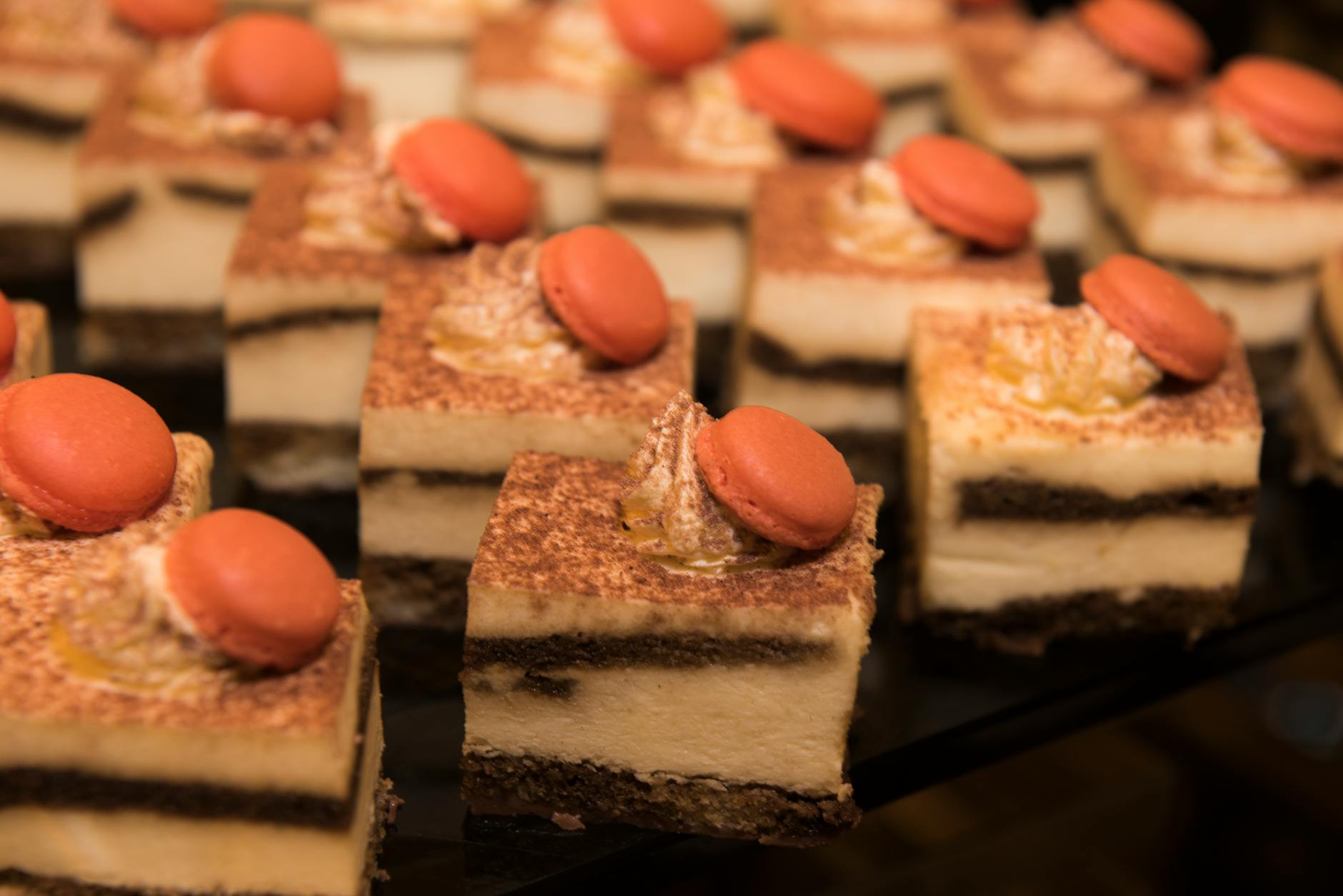 Zbliżenie tiramisu z makaronikami, idealne do włoskiej kawy