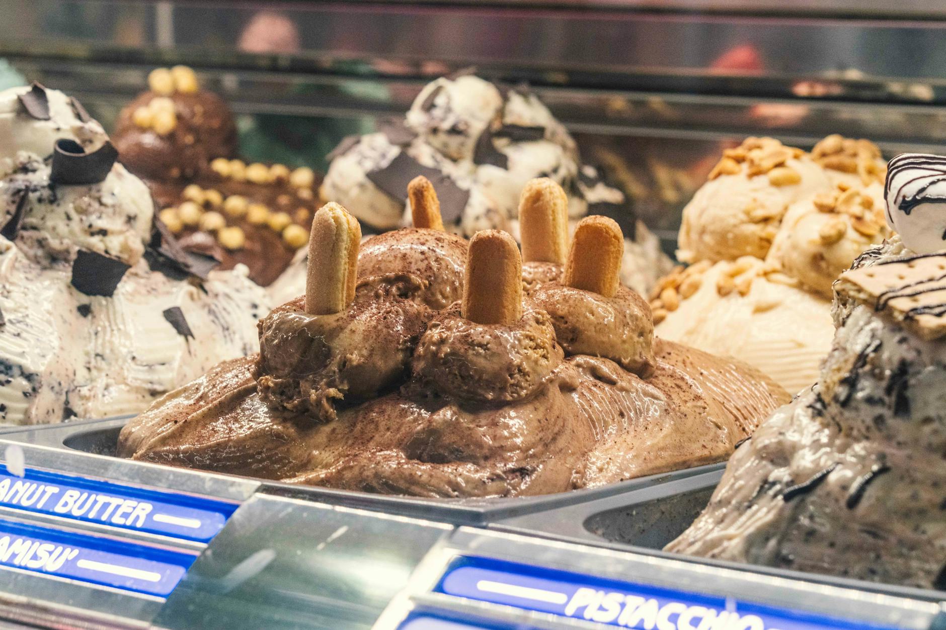Kolorowe gałki rzemieślniczego gelato w witrynie kawiarni