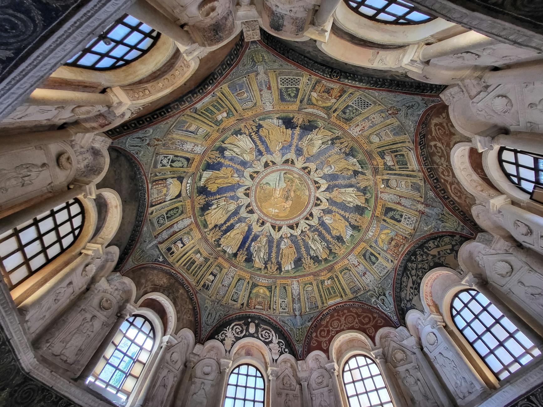 Bizantyjskie sklepienie kościoła w Rawennie z misternymi mozaikami