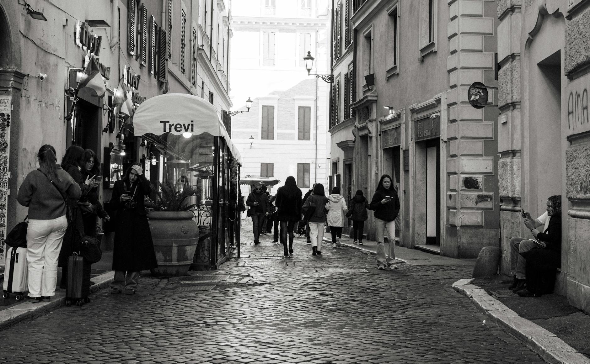 Czarno-biała ruchliwa ulica przy fontannie di Trevi w Rzymie