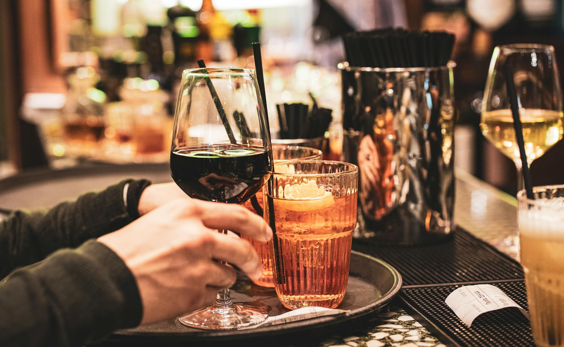 Kolorowe koktajle spritz i wino na barze w Mediolanie podczas aperitivo