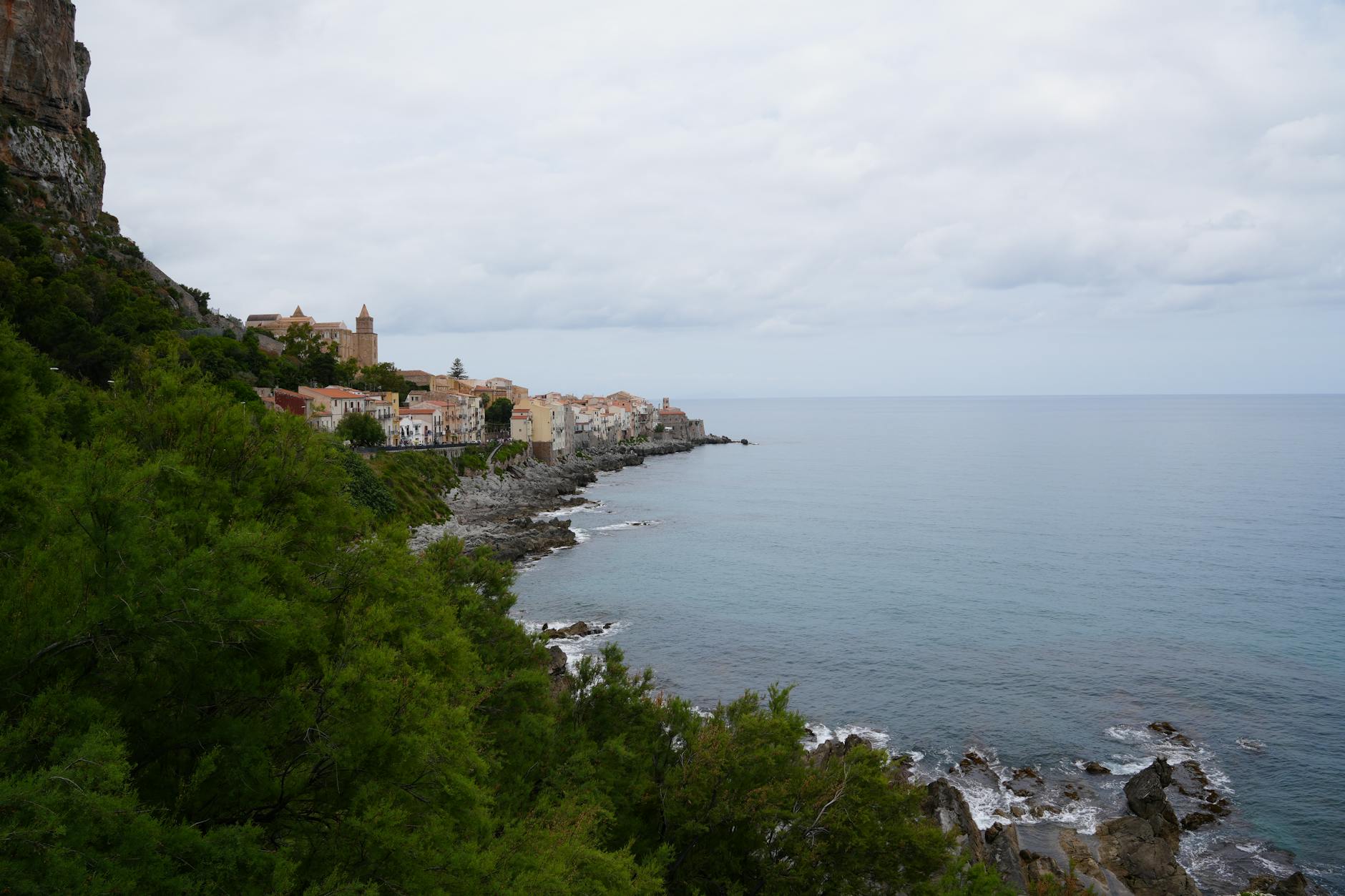 Nadmorskie miasto Cefalù na Sycylii z plażą i historyczną zabudową