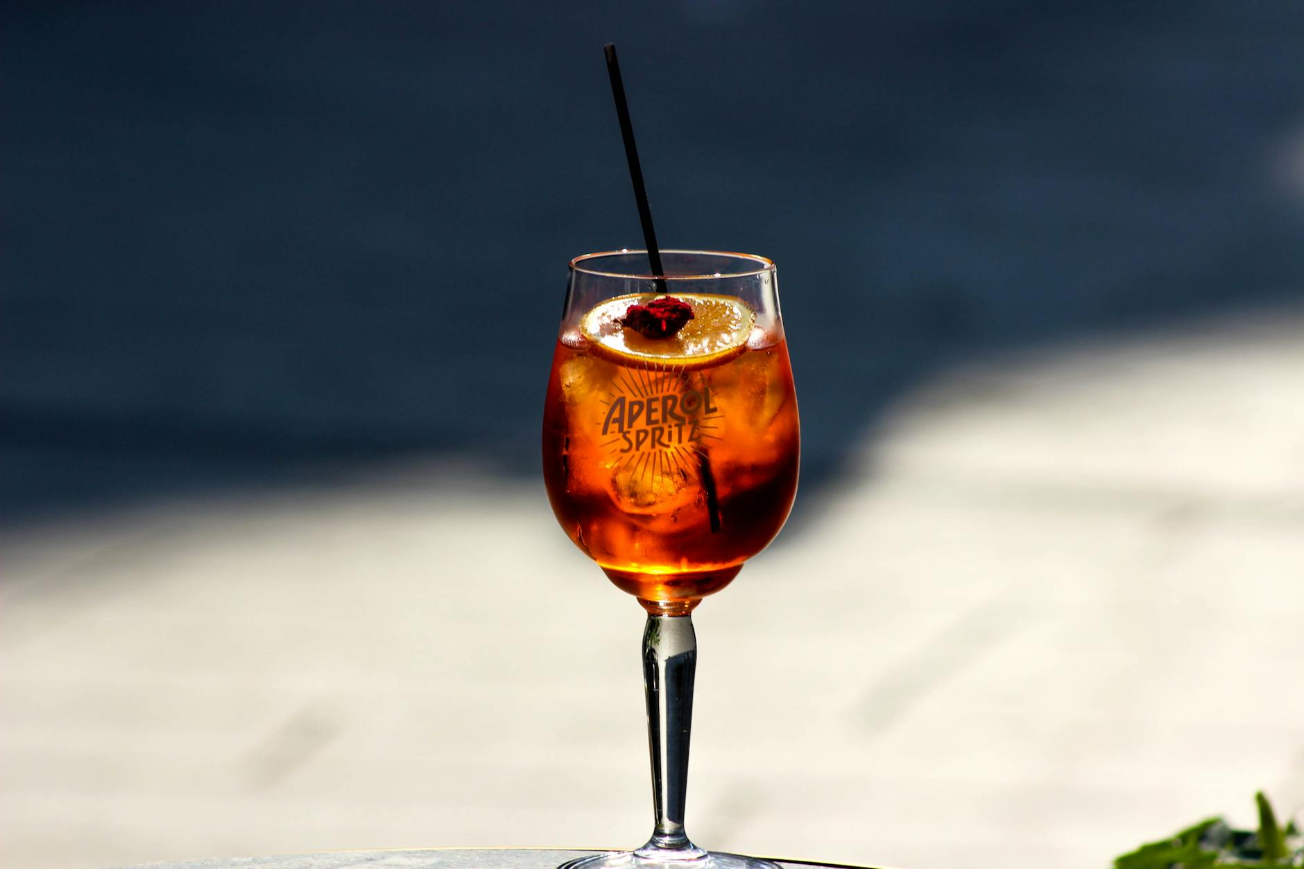 Zbliżenie na schłodzony Aperol Spritz z plastrem pomarańczy