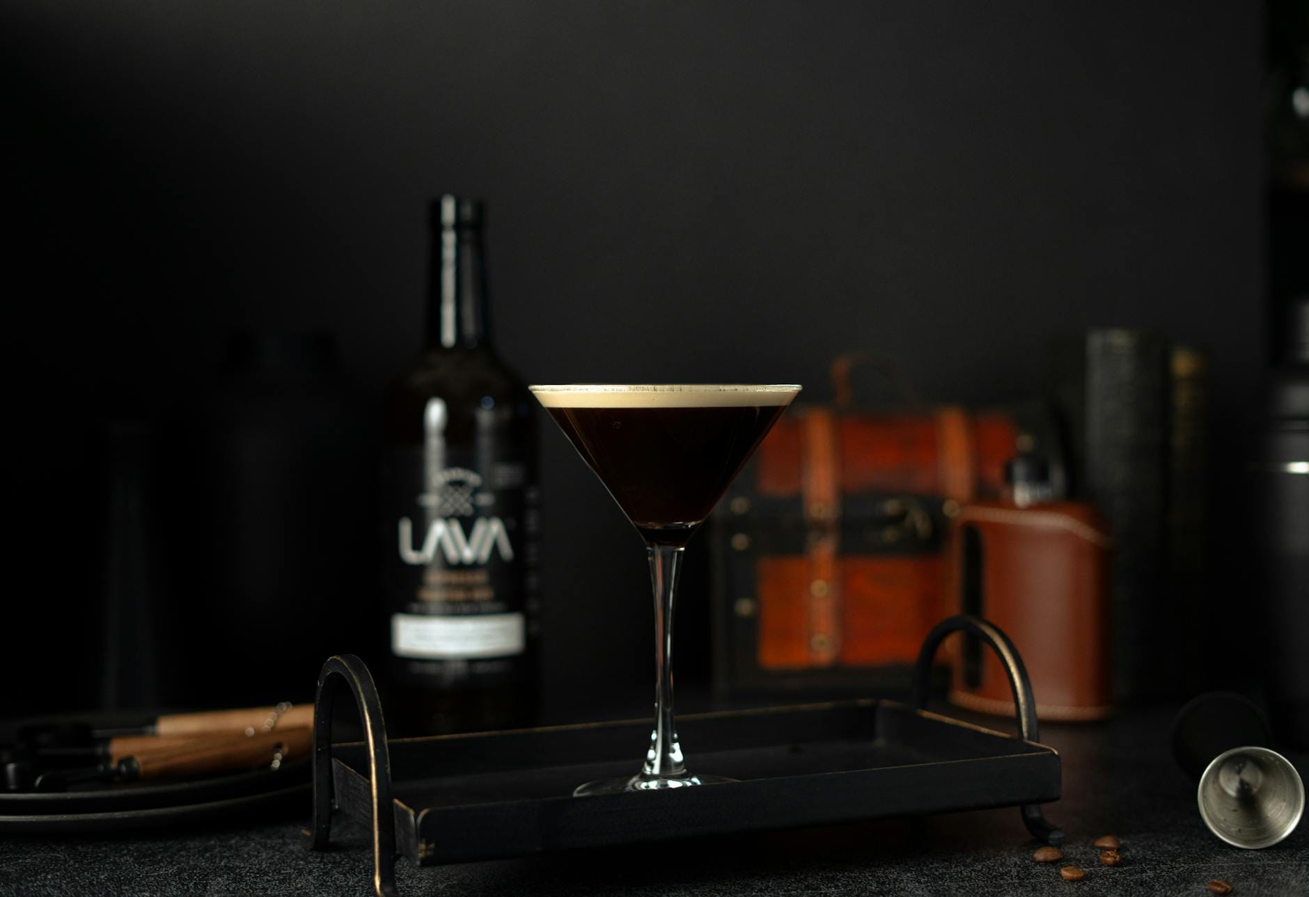 Koktajl espresso martini na tacy na tle czarnego tła