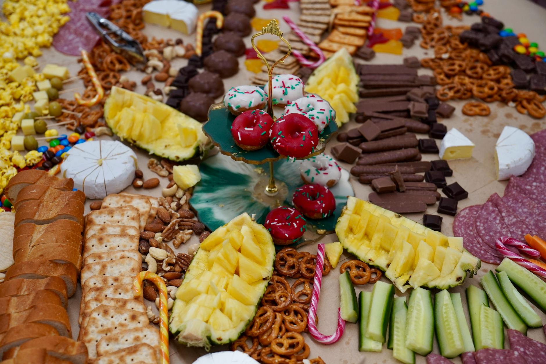 Czekoladowe salame dolce: deser bez pieczenia na szybkie spotkanie Kolorowe przekąski i słodycze na stole przygotowanym na przyjęcie