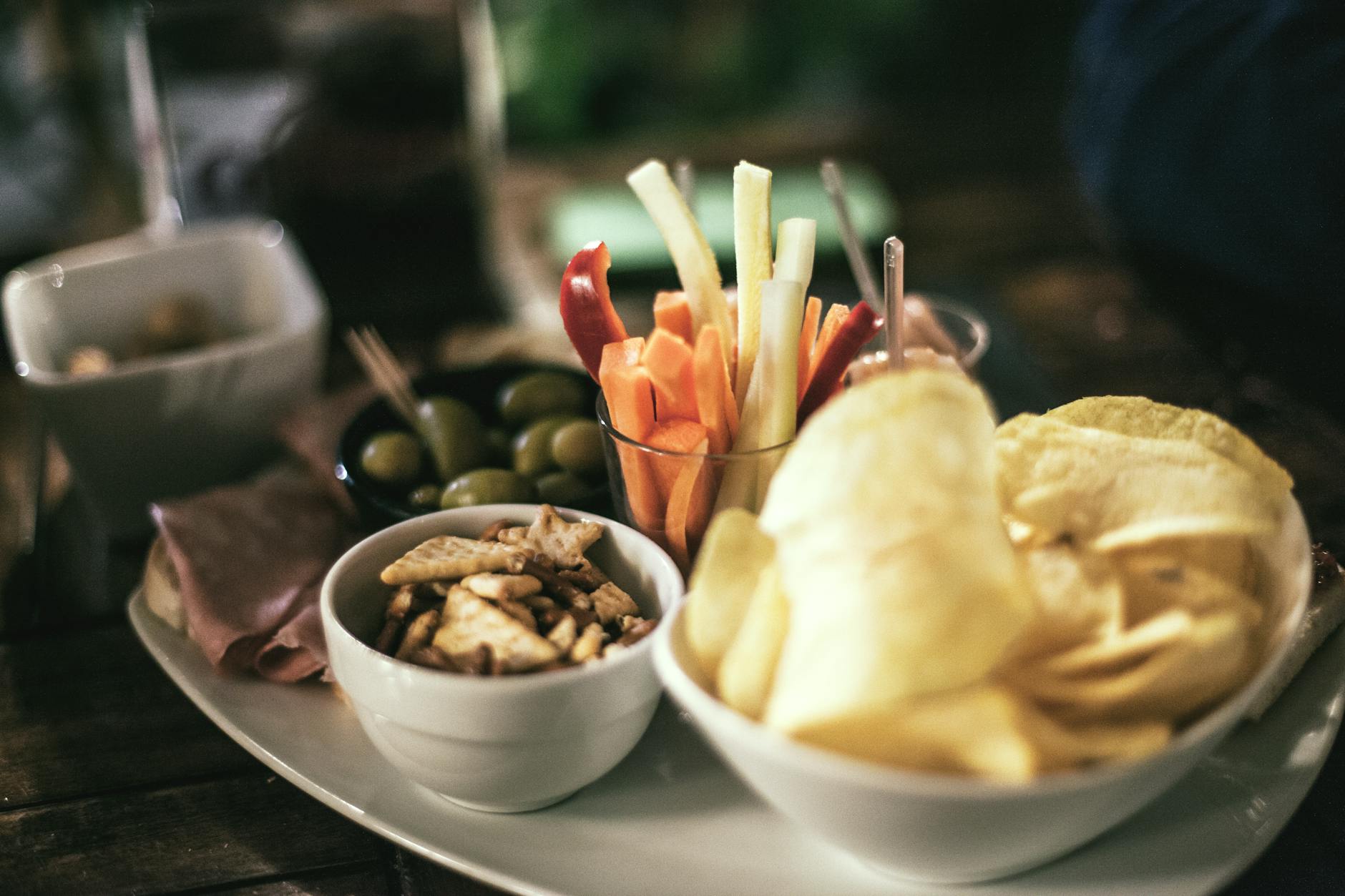 Aperitivo w domu: jak stworzyć klimat Italii bez wysiłku Patera z chipsami, warzywami i oliwkami na domowe aperitivo