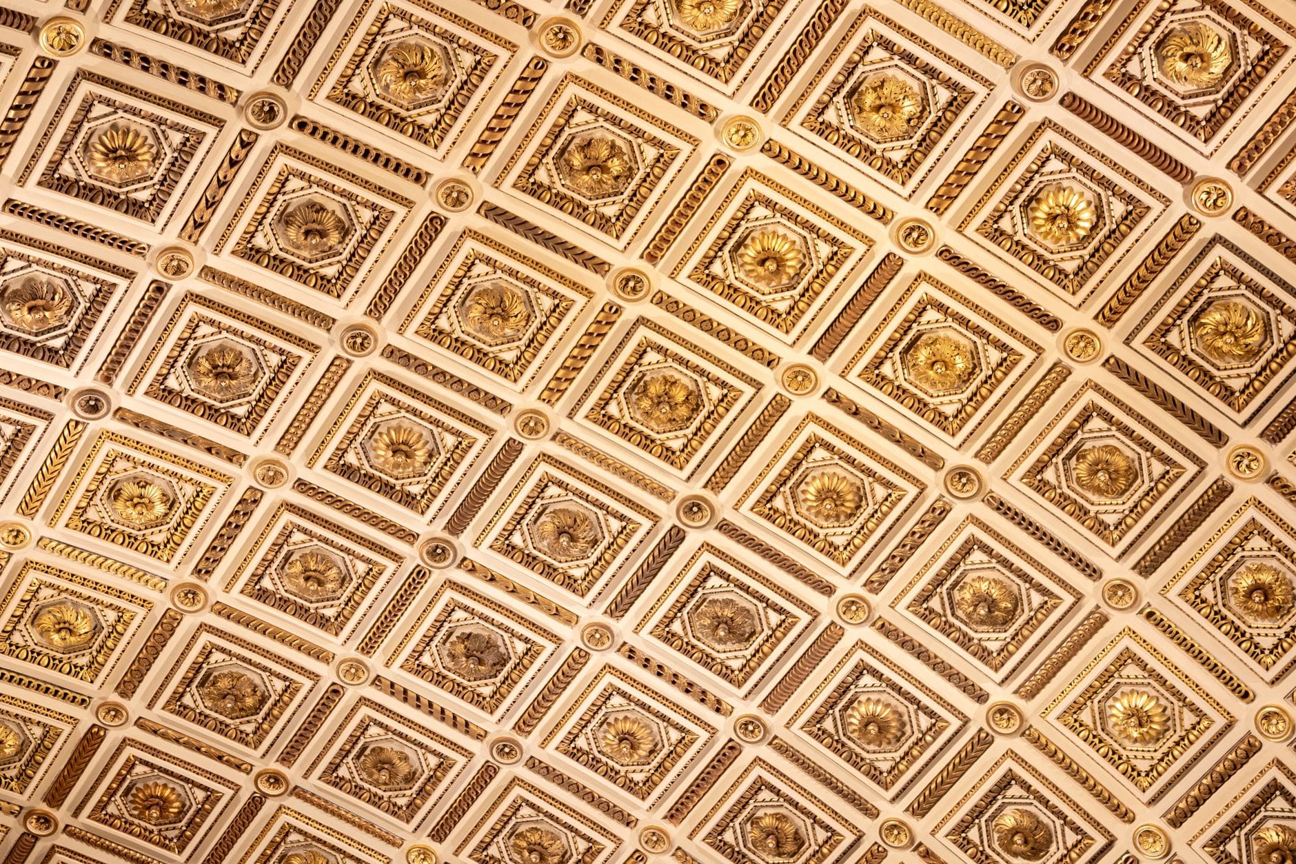 Toskańska sypialnia: len, światło i spokój Zdobiony sufit galerii Uffizi we Florencji w stylu włoskiego wnętrza