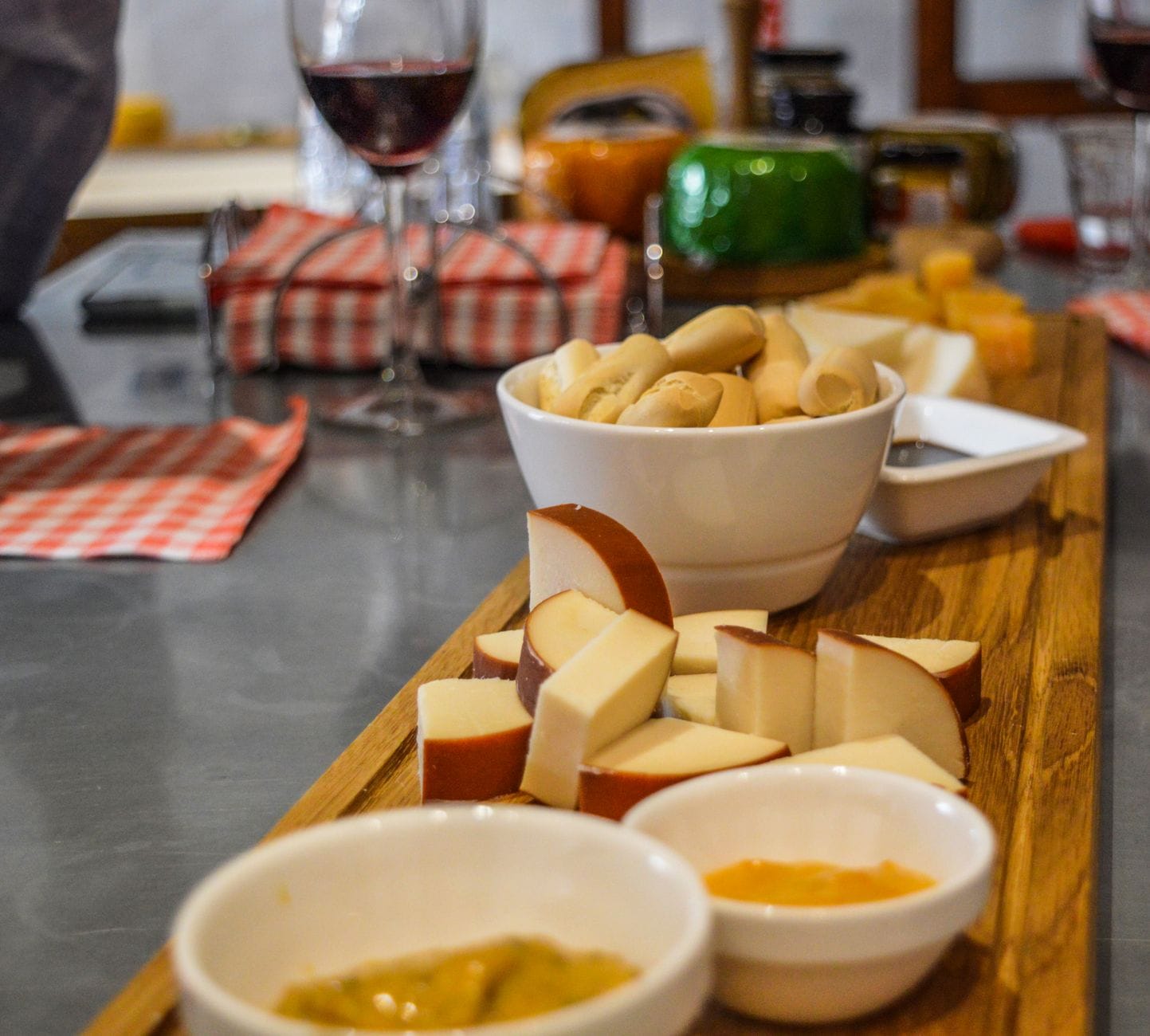 Deska serów z winem i sosami na drewnianej desce w stylu aperitivo