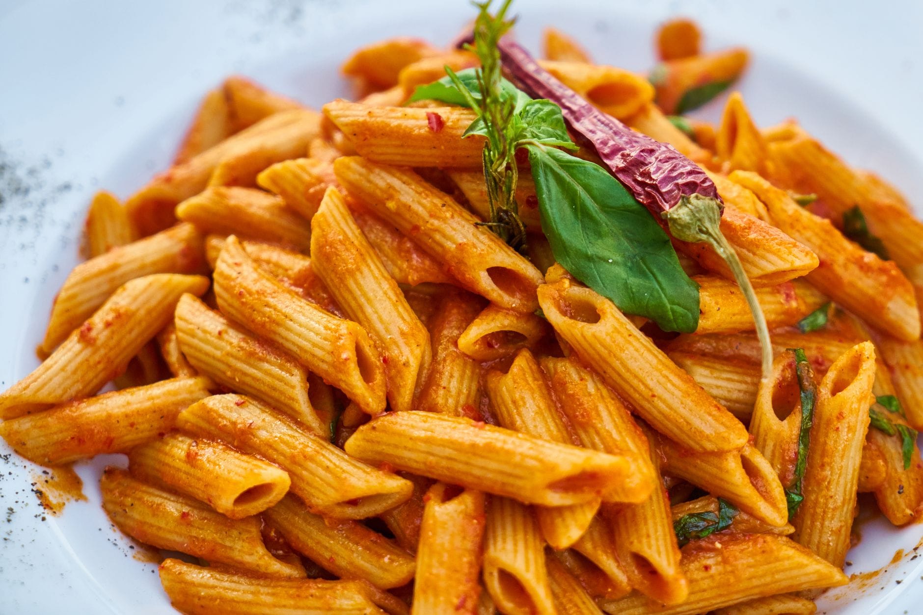 Makaron penne z pikantnym czerwonym sosem, bazylią i papryczką chili