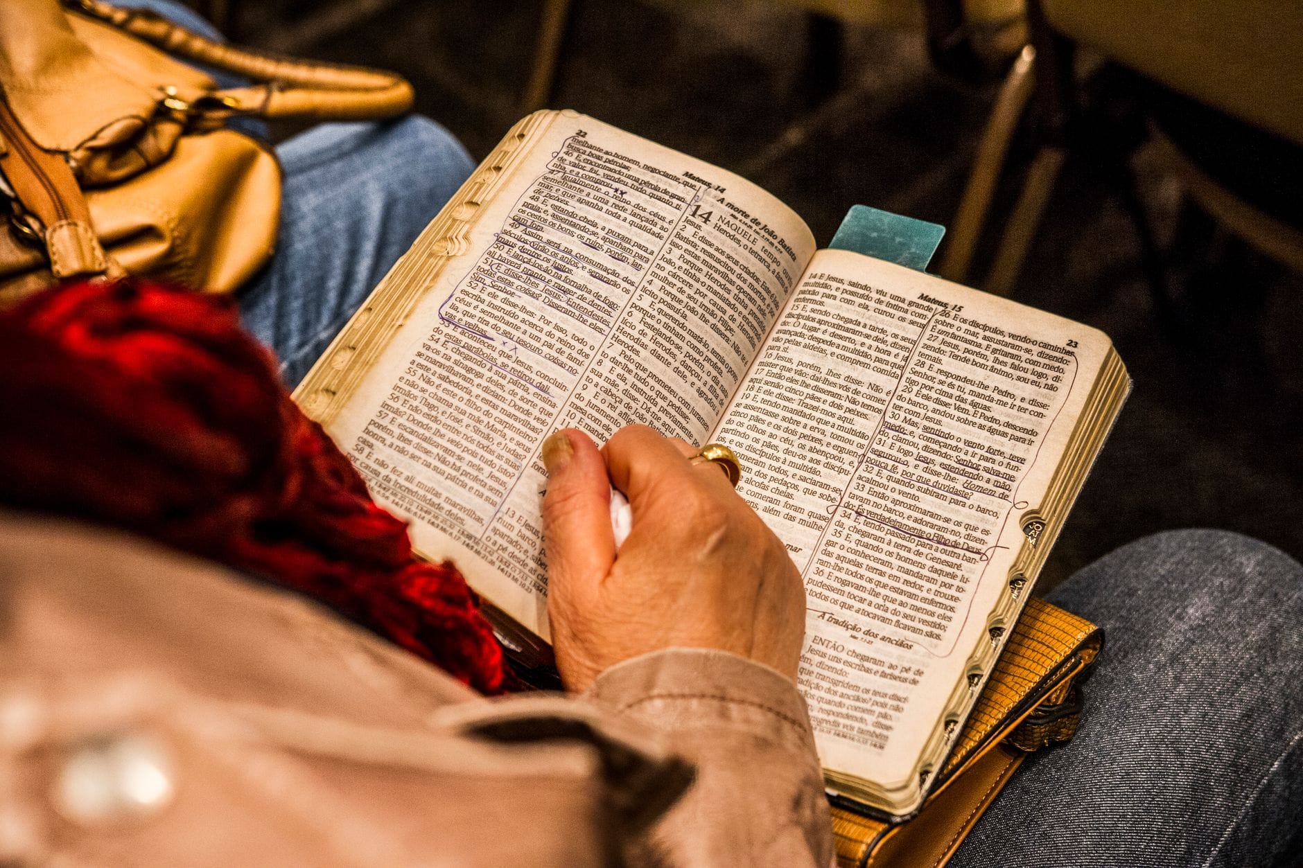 Osoba czytająca Biblię w domu podczas modlitewnej refleksji