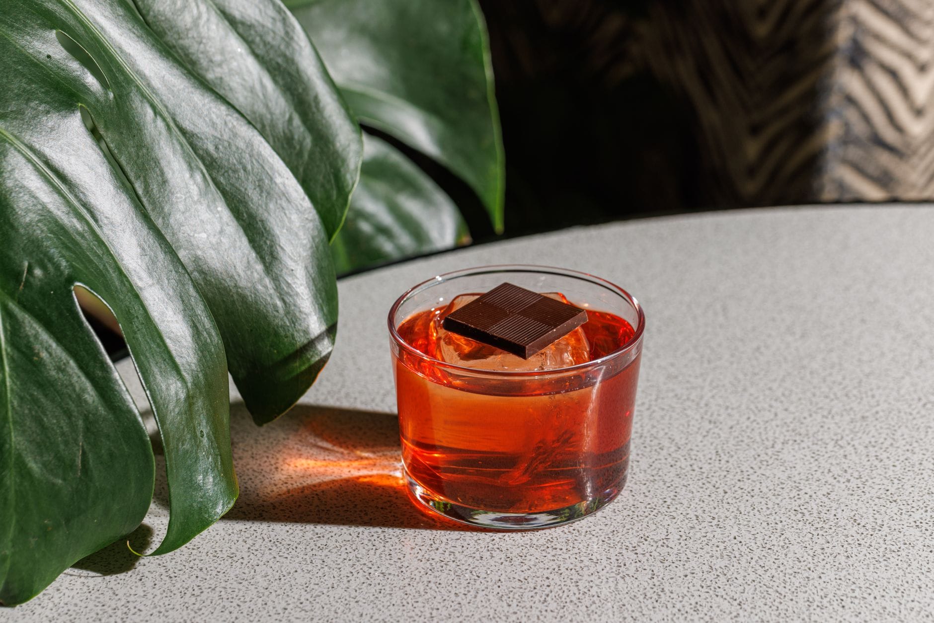 Koktajl Negroni w szkle z dodatkiem gorzkiej czekolady