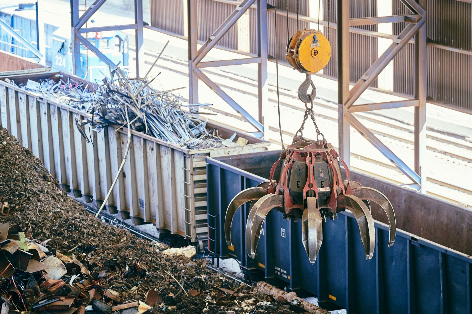 Suwnica sortująca złom metalowy w zakładzie recyklingu